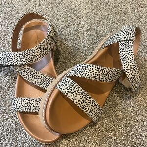 Universal Thread sandal